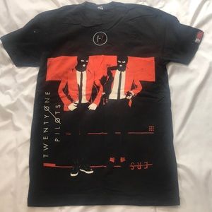 SOLD 21 pilots band tee